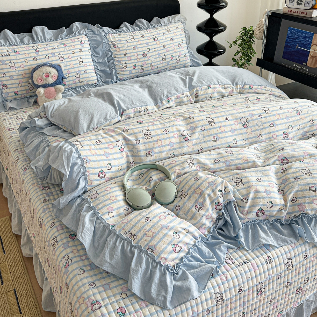 91家纺网 家纺一手货源 找家纺 富米莱（原臻工厂） 2026新款敲可爱奶呼呼云感双层纱韩国大布袋韩版大花边床盖床裙四件套-超级治愈 切块草莓猫