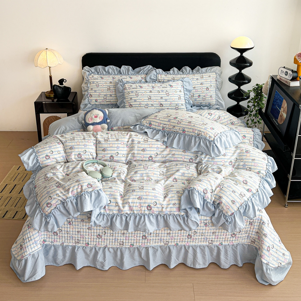 91家纺网 家纺一手货源 找家纺 富米莱（原臻工厂） 2026新款敲可爱奶呼呼云感双层纱韩国大布袋韩版大花边床盖床裙四件套-超级治愈 切块草莓猫