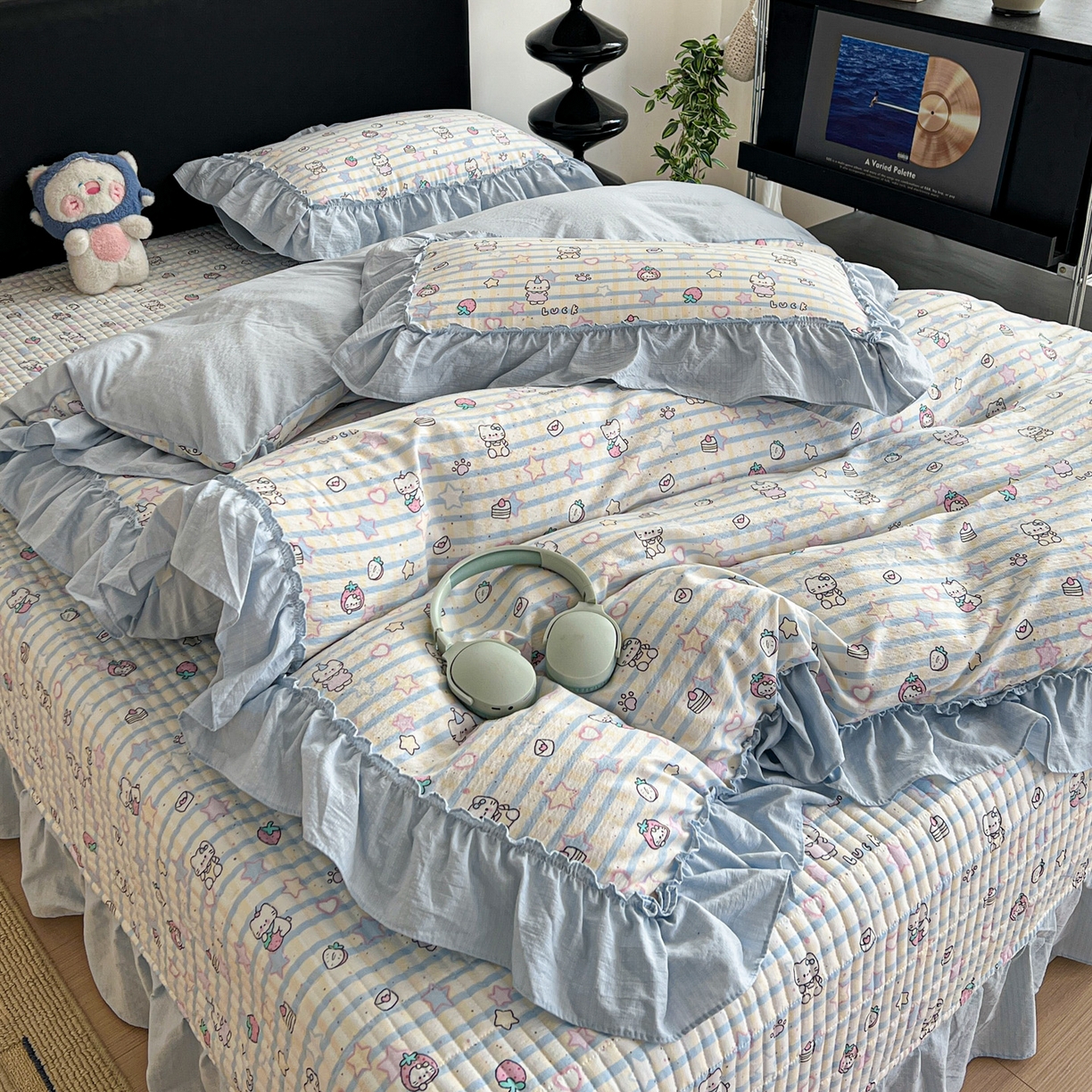 91家纺网 家纺一手货源 找家纺 富米莱（原臻工厂） 2026新款敲可爱奶呼呼云感双层纱韩国大布袋韩版大花边床盖床裙四件套-超级治愈 切块草莓猫