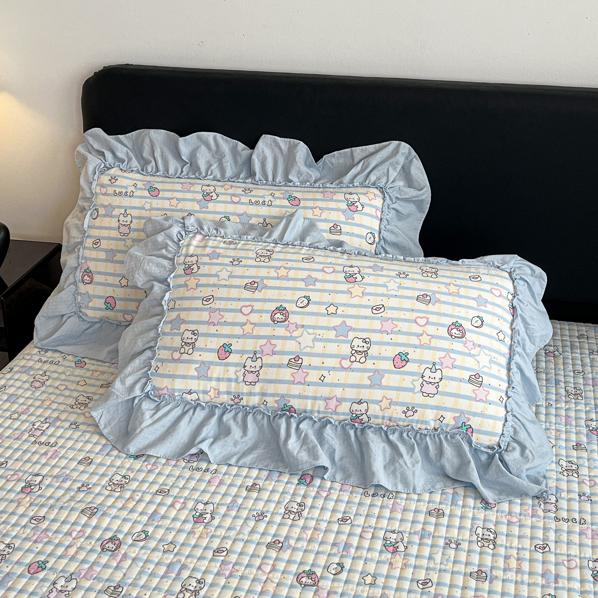 91家纺网 家纺一手货源 找家纺 富米莱（原臻工厂） 2026新款敲可爱奶呼呼云感双层纱韩国大布袋韩版大花边床盖床裙四件套-超级治愈 切块草莓猫