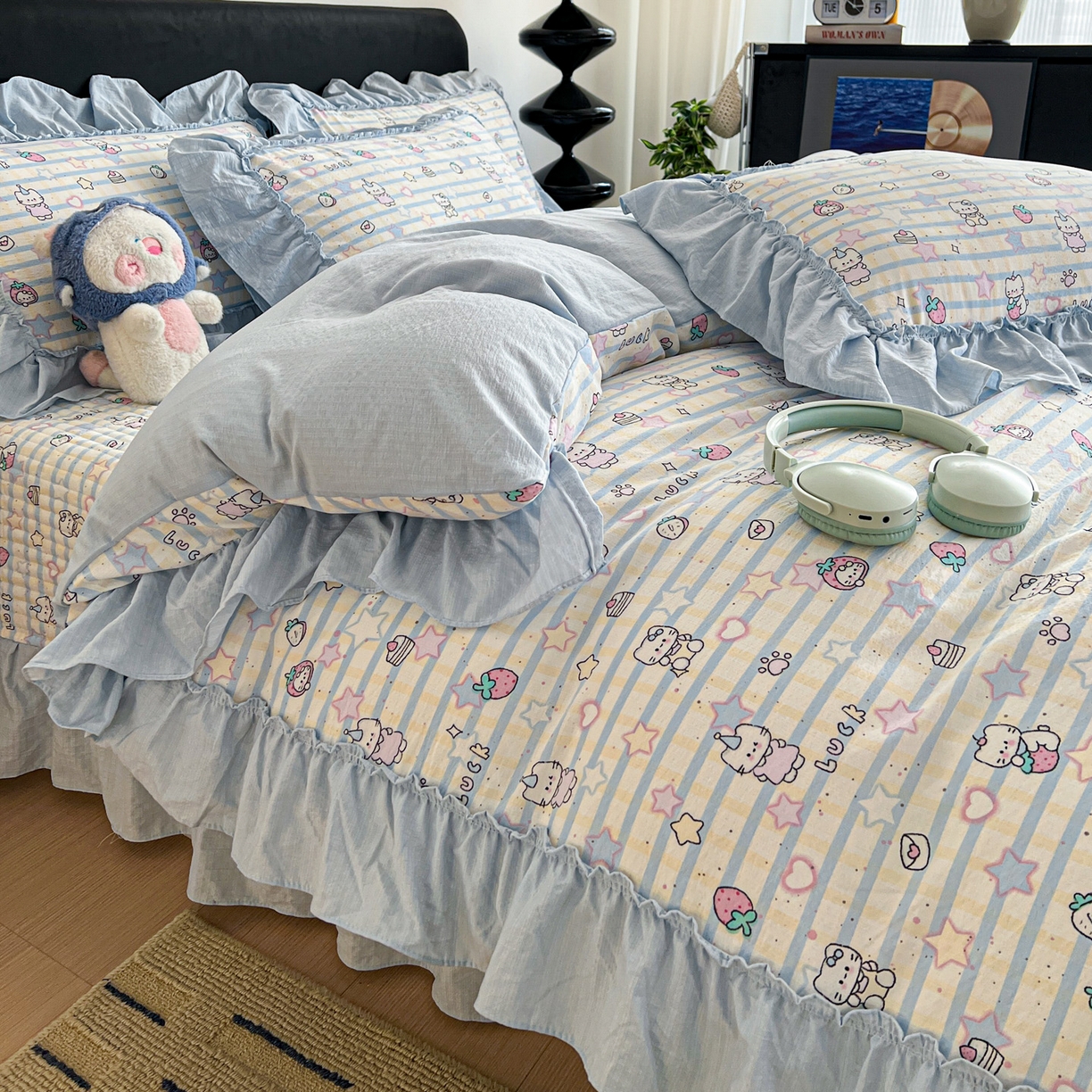 91家纺网 家纺一手货源 找家纺 富米莱（原臻工厂） 2026新款敲可爱奶呼呼云感双层纱韩国大布袋韩版大花边床盖床裙四件套-超级治愈 切块草莓猫