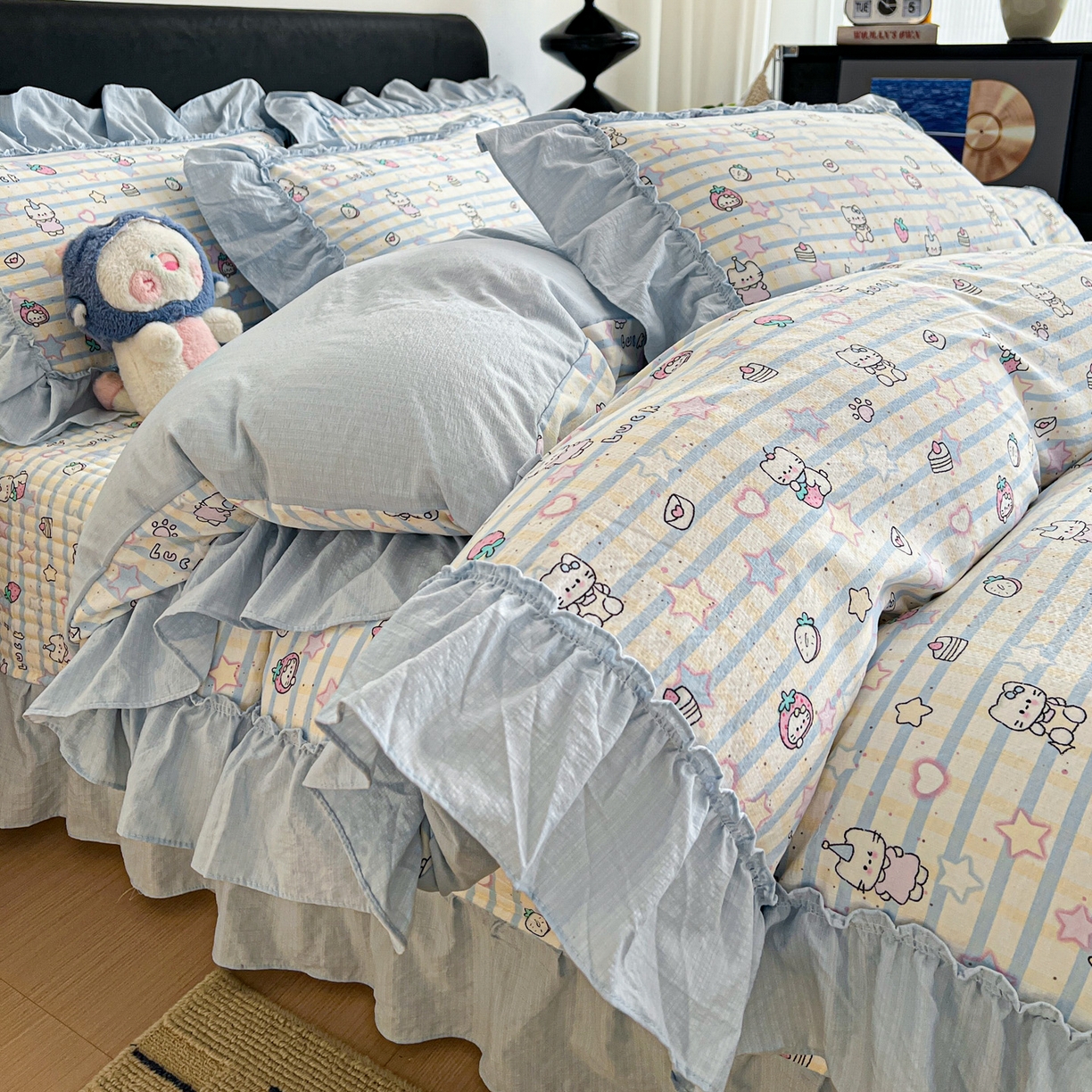 91家纺网 家纺一手货源 找家纺 富米莱（原臻工厂） 2026新款敲可爱奶呼呼云感双层纱韩国大布袋韩版大花边床盖床裙四件套-超级治愈 切块草莓猫