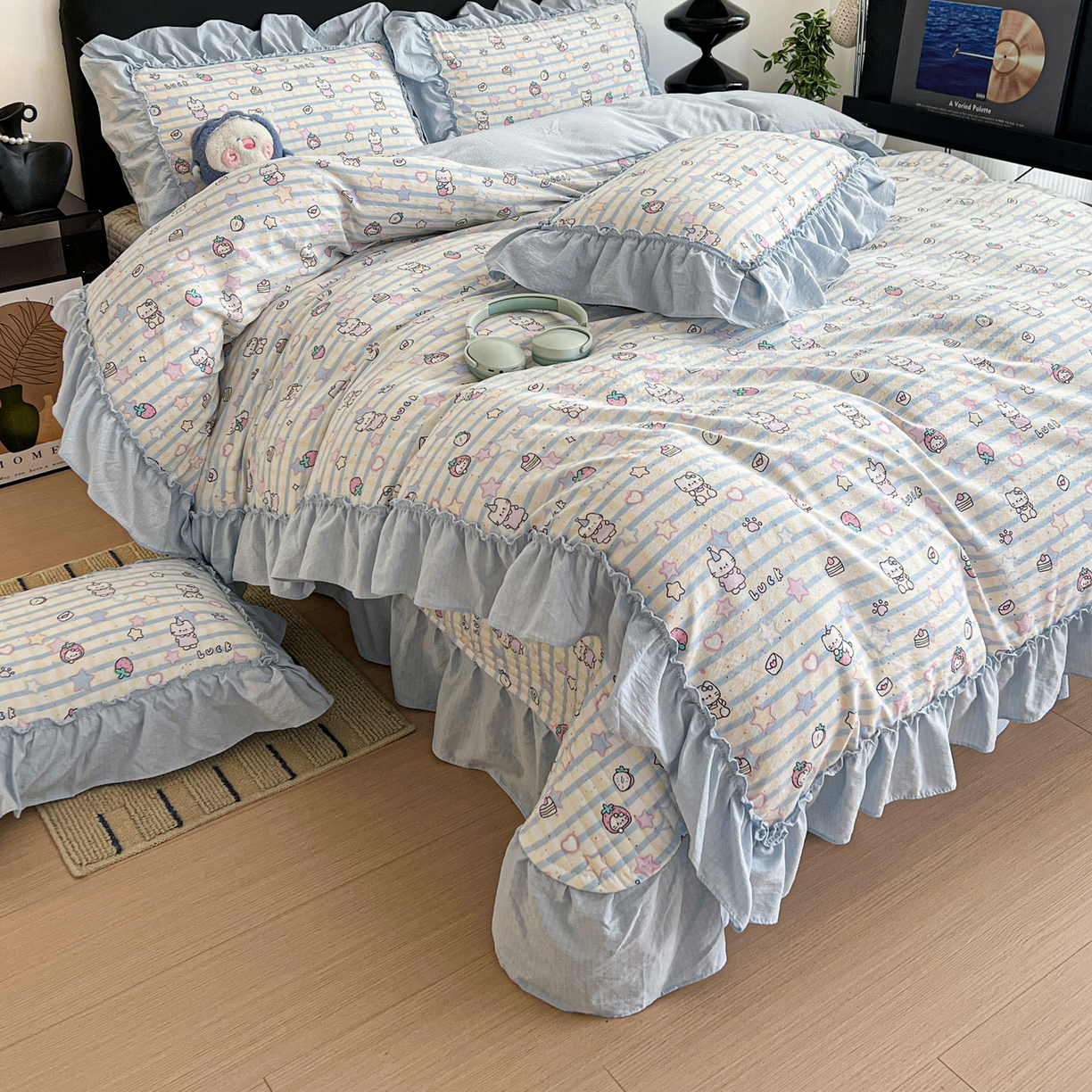 91家纺网 家纺一手货源 找家纺 富米莱（原臻工厂） 2026新款敲可爱奶呼呼云感双层纱韩国大布袋韩版大花边床盖床裙四件套-超级治愈 切块草莓猫