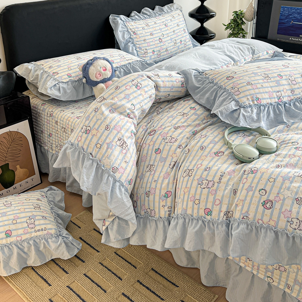 91家纺网 家纺一手货源 找家纺 富米莱（原臻工厂） 2026新款敲可爱奶呼呼云感双层纱韩国大布袋韩版大花边床盖床裙四件套-超级治愈 切块草莓猫