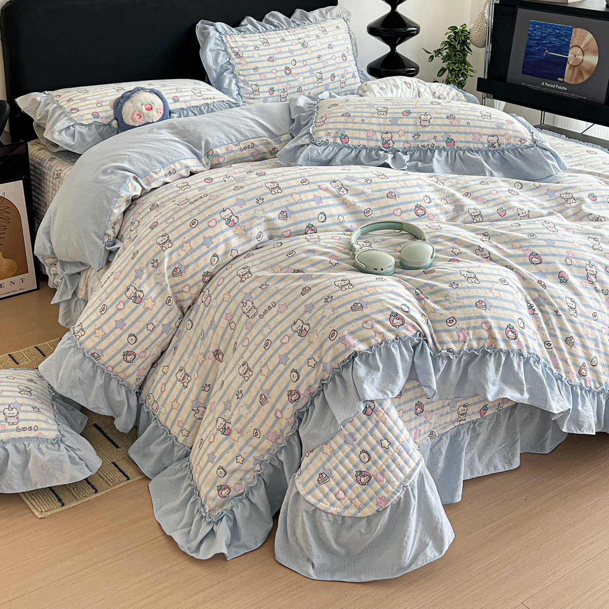 91家纺网 家纺一手货源 找家纺 富米莱（原臻工厂） 2026新款敲可爱奶呼呼云感双层纱韩国大布袋韩版大花边床盖床裙四件套-超级治愈 切块草莓猫