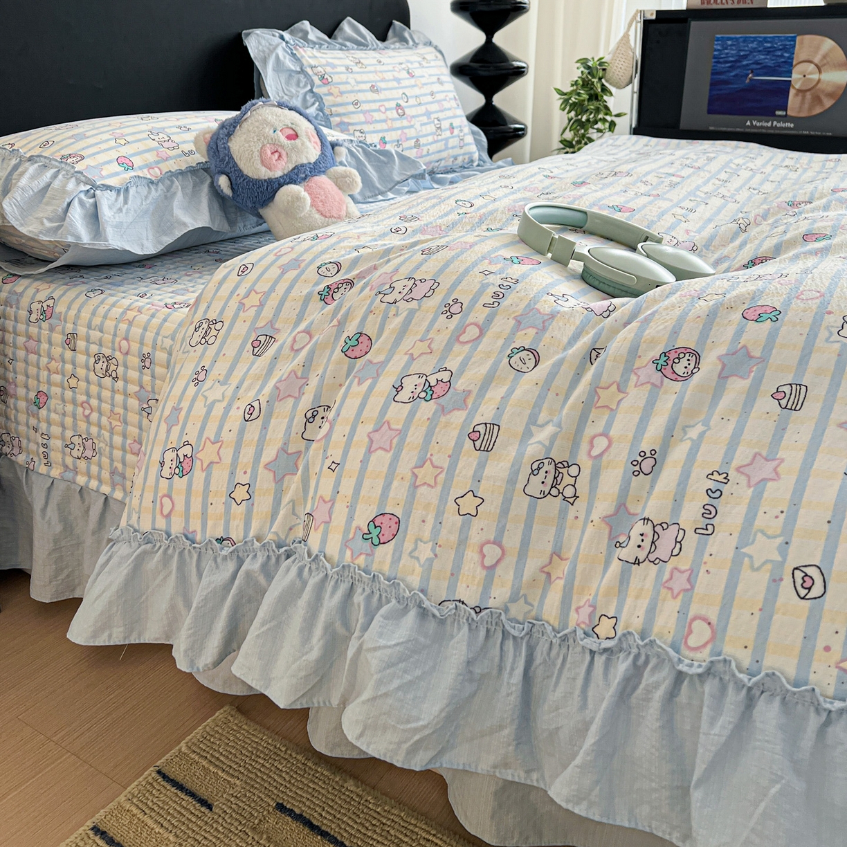 91家纺网 家纺一手货源 找家纺 富米莱（原臻工厂） 2026新款敲可爱奶呼呼云感双层纱韩国大布袋韩版大花边床盖床裙四件套-超级治愈 切块草莓猫