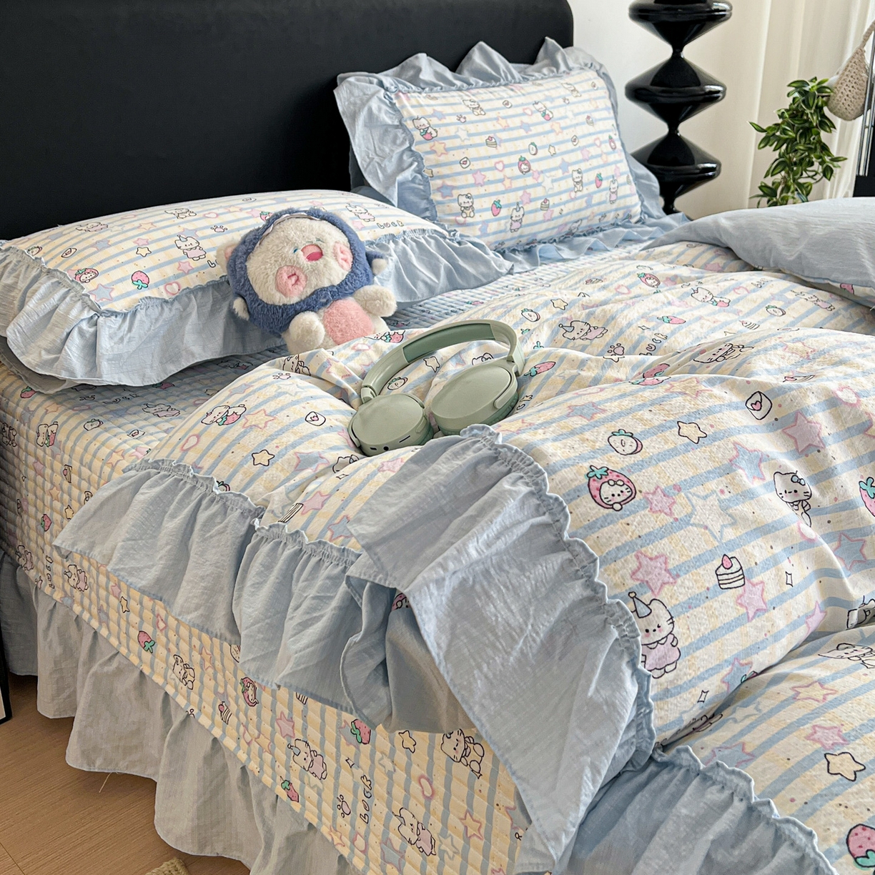 91家纺网 家纺一手货源 找家纺 富米莱（原臻工厂） 2026新款敲可爱奶呼呼云感双层纱韩国大布袋韩版大花边床盖床裙四件套-超级治愈 切块草莓猫