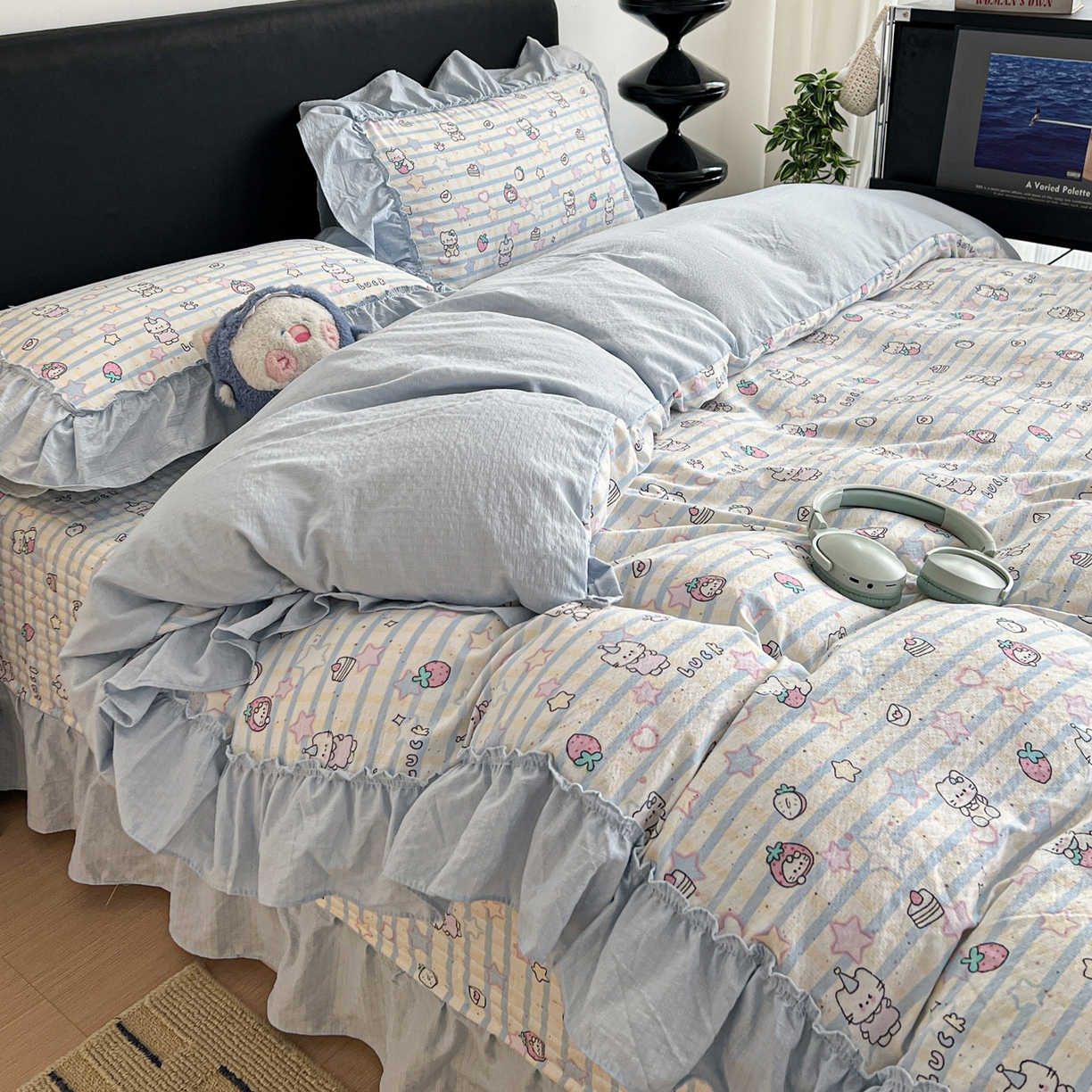 91家纺网 家纺一手货源 找家纺 富米莱（原臻工厂） 2026新款敲可爱奶呼呼云感双层纱韩国大布袋韩版大花边床盖床裙四件套-超级治愈 切块草莓猫