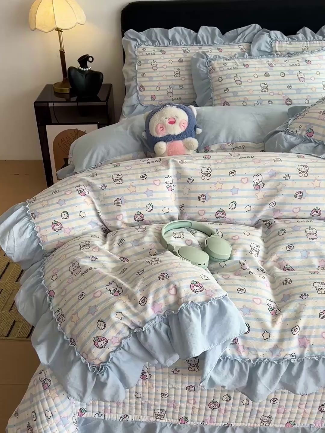 91家纺网 家纺一手货源 找家纺 富米莱（原臻工厂） 2026新款敲可爱奶呼呼云感双层纱韩国大布袋韩版大花边床盖床裙四件套-超级治愈 切块草莓猫