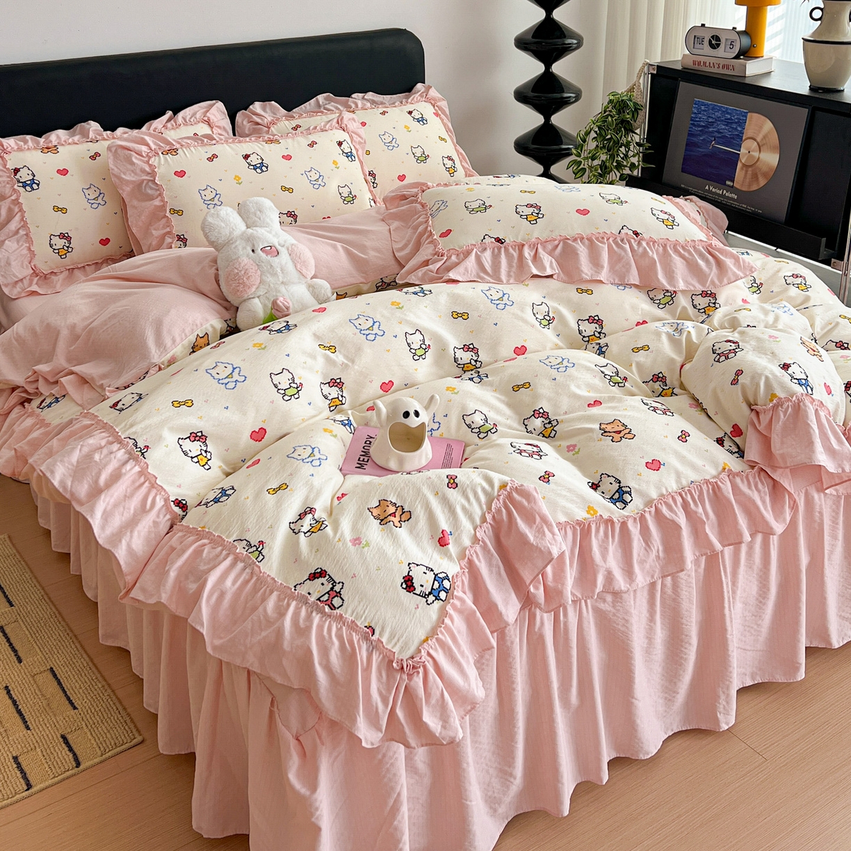 91家纺网 家纺一手货源 找家纺 富米莱（原臻工厂） 2026新款敲可爱奶呼呼云感双层纱韩国大布袋韩版大花边床盖床裙四件套-超级治愈 像素小猫