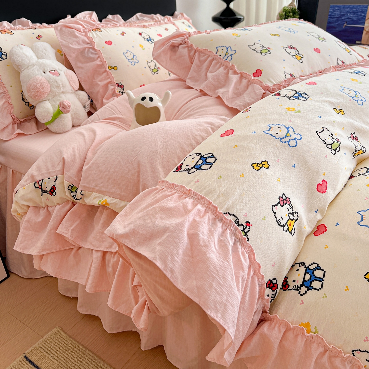 91家纺网 家纺一手货源 找家纺 富米莱（原臻工厂） 2026新款敲可爱奶呼呼云感双层纱韩国大布袋韩版大花边床盖床裙四件套-超级治愈 像素小猫