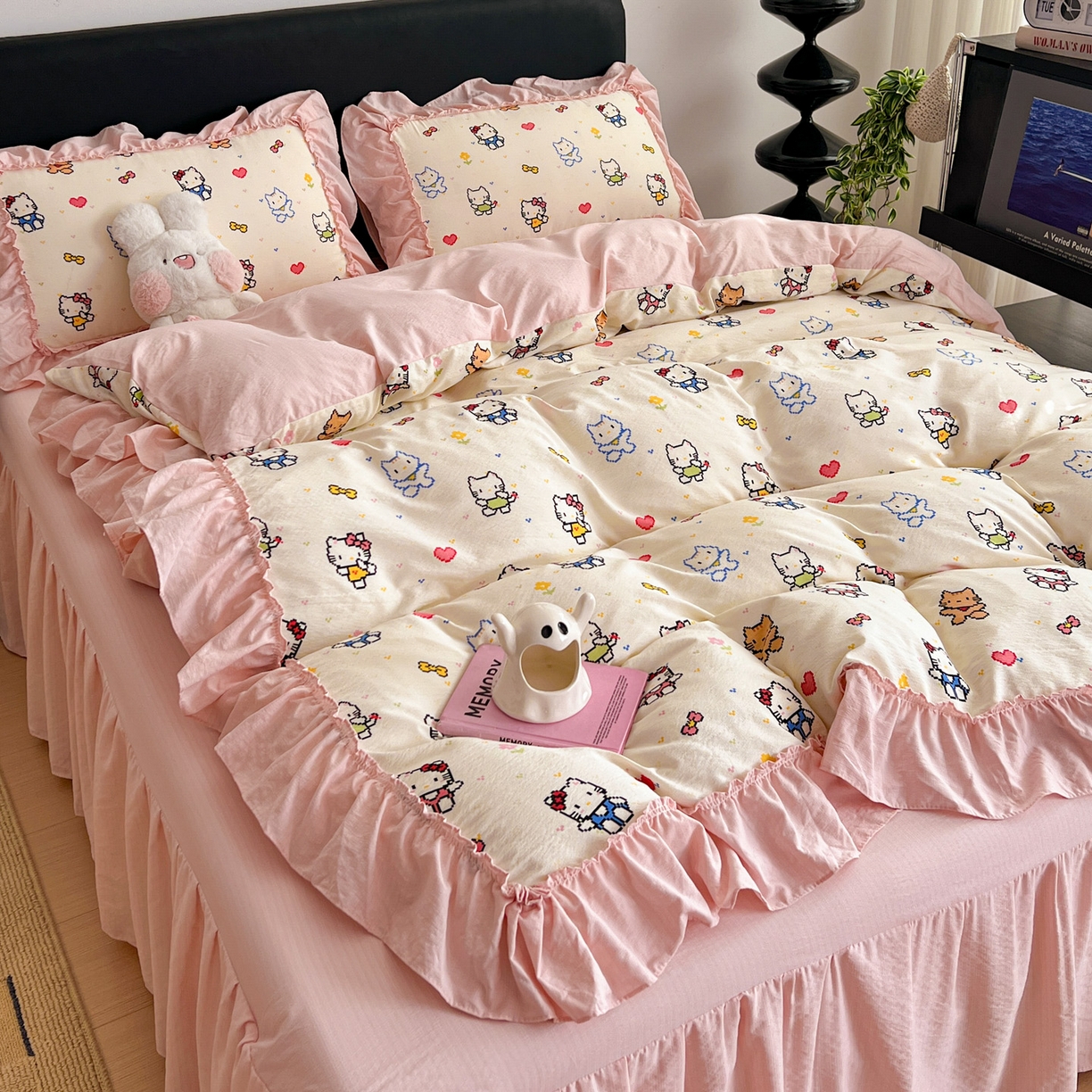 91家纺网 家纺一手货源 找家纺 富米莱（原臻工厂） 2026新款敲可爱奶呼呼云感双层纱韩国大布袋韩版大花边床盖床裙四件套-超级治愈 像素小猫