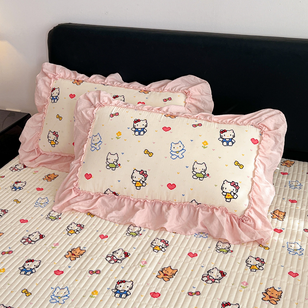 91家纺网 家纺一手货源 找家纺 富米莱（原臻工厂） 2026新款敲可爱奶呼呼云感双层纱韩国大布袋韩版大花边床盖床裙四件套-超级治愈 像素小猫