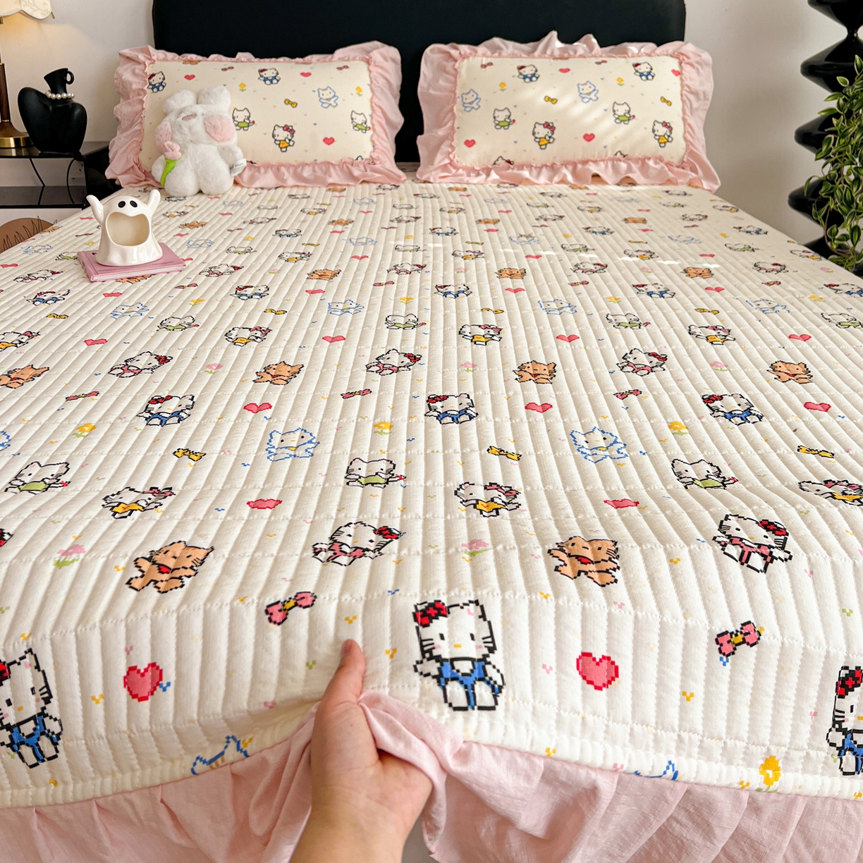 91家纺网 家纺一手货源 找家纺 富米莱（原臻工厂） 2026新款敲可爱奶呼呼云感双层纱韩国大布袋韩版大花边床盖床裙四件套-超级治愈 像素小猫