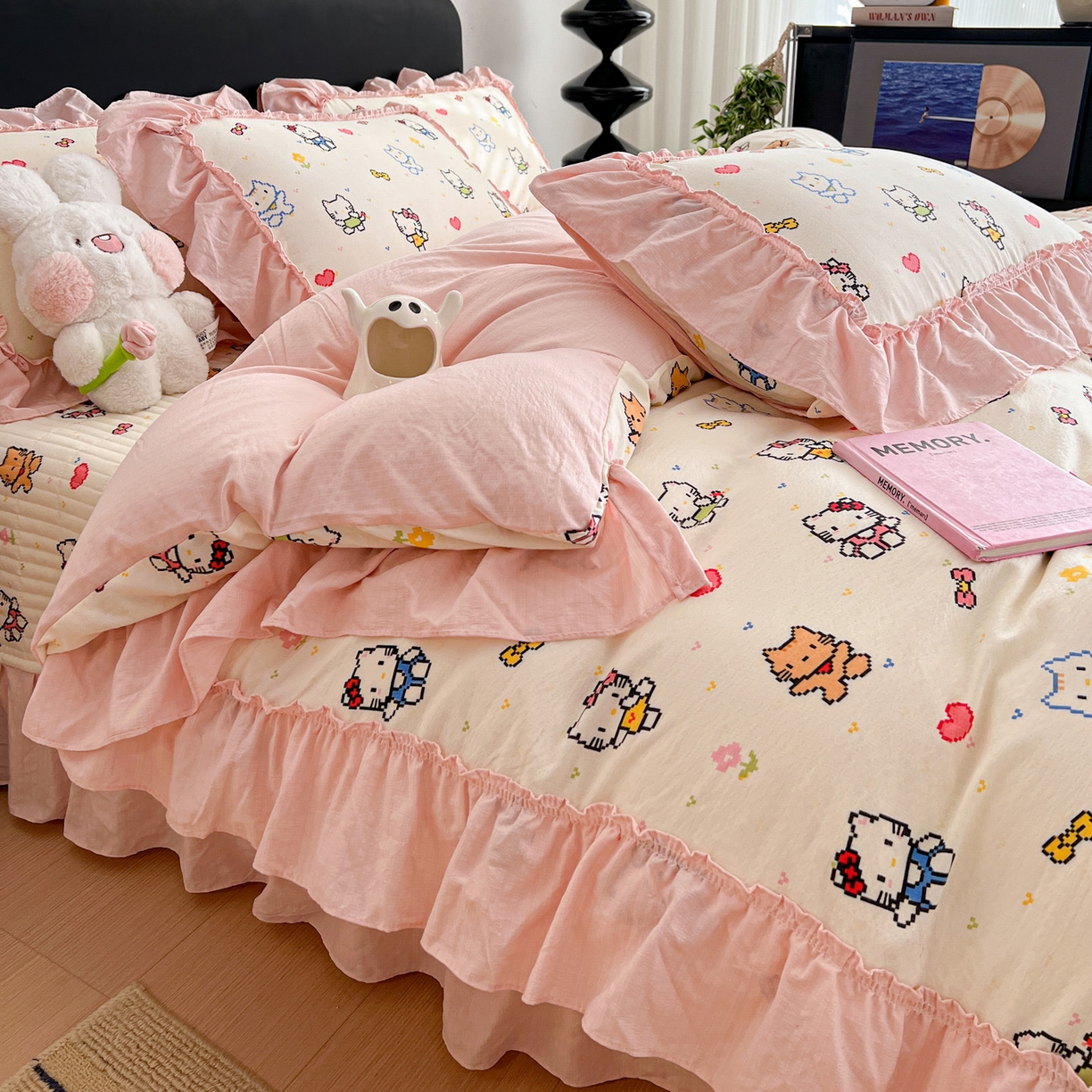 91家纺网 家纺一手货源 找家纺 富米莱（原臻工厂） 2026新款敲可爱奶呼呼云感双层纱韩国大布袋韩版大花边床盖床裙四件套-超级治愈 像素小猫