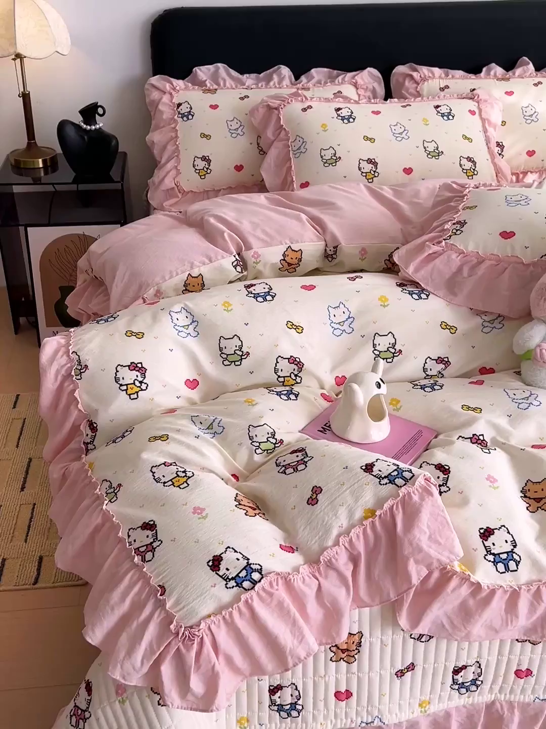 91家纺网 家纺一手货源 找家纺 富米莱（原臻工厂） 2026新款敲可爱奶呼呼云感双层纱韩国大布袋韩版大花边床盖床裙四件套-超级治愈 像素小猫