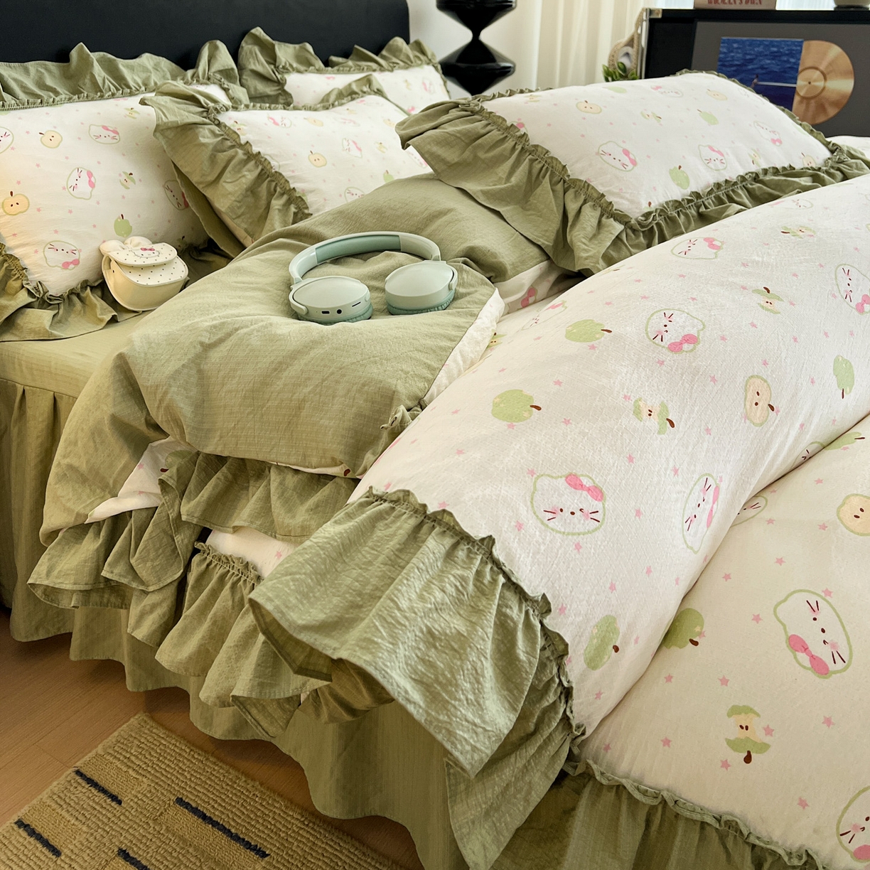 91家纺网 家纺一手货源 找家纺 富米莱（原臻工厂） 2026新款敲可爱奶呼呼云感双层纱韩国大布袋韩版大花边床盖床裙四件套-超级治愈 一口青苹果