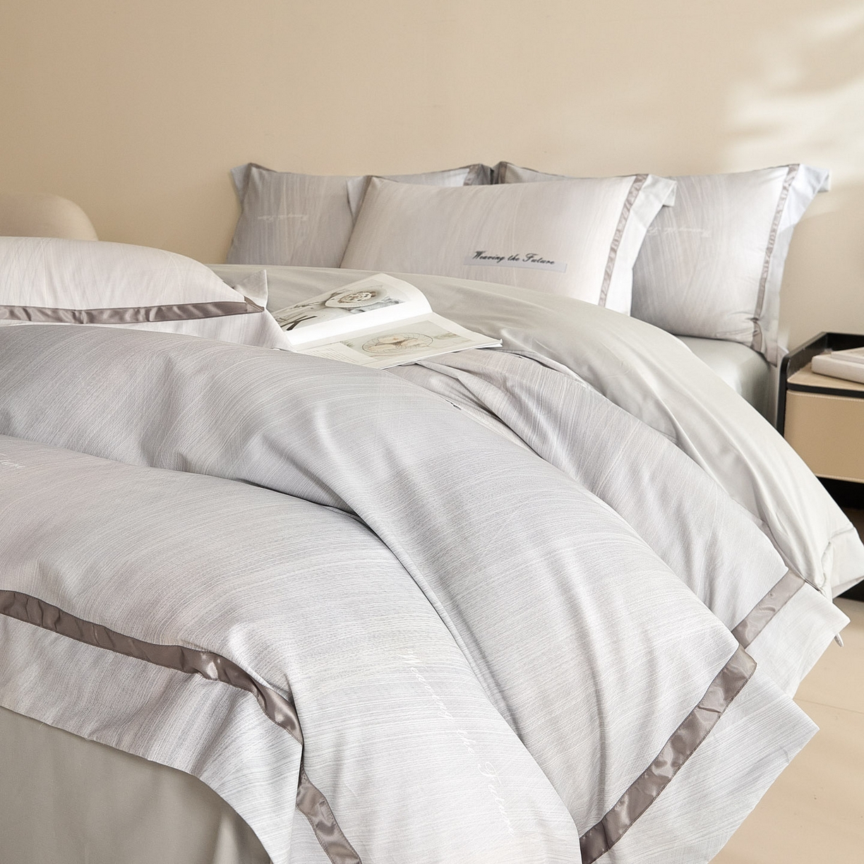 91家纺网 家纺一手货源 找家纺 新方向 2026新款数码印花50s双股全棉贡缎长绒棉四件套-迷境（严格控价 标准328元 加大348元） 迷境-爵士灰