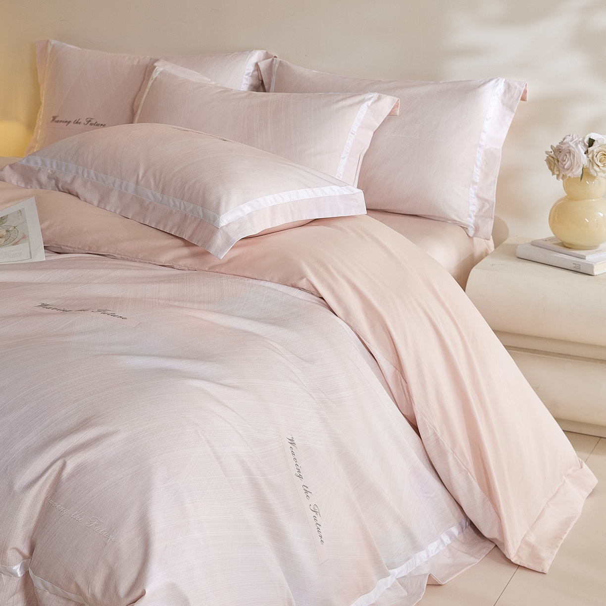 91家纺网 家纺一手货源 找家纺 新方向 2026新款数码印花50s双股全棉贡缎长绒棉四件套-迷境（严格控价 标准328元 加大348元） 迷境-蔷薇粉