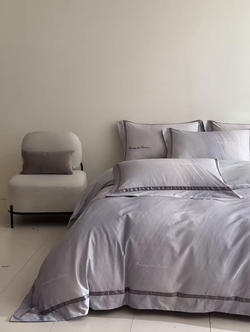 91家纺网 家纺一手货源 找家纺 新方向 2026新款数码印花50s双股全棉贡缎长绒棉四件套-迷境（严格控价 标准328元 加大348元） 迷境-爵士灰