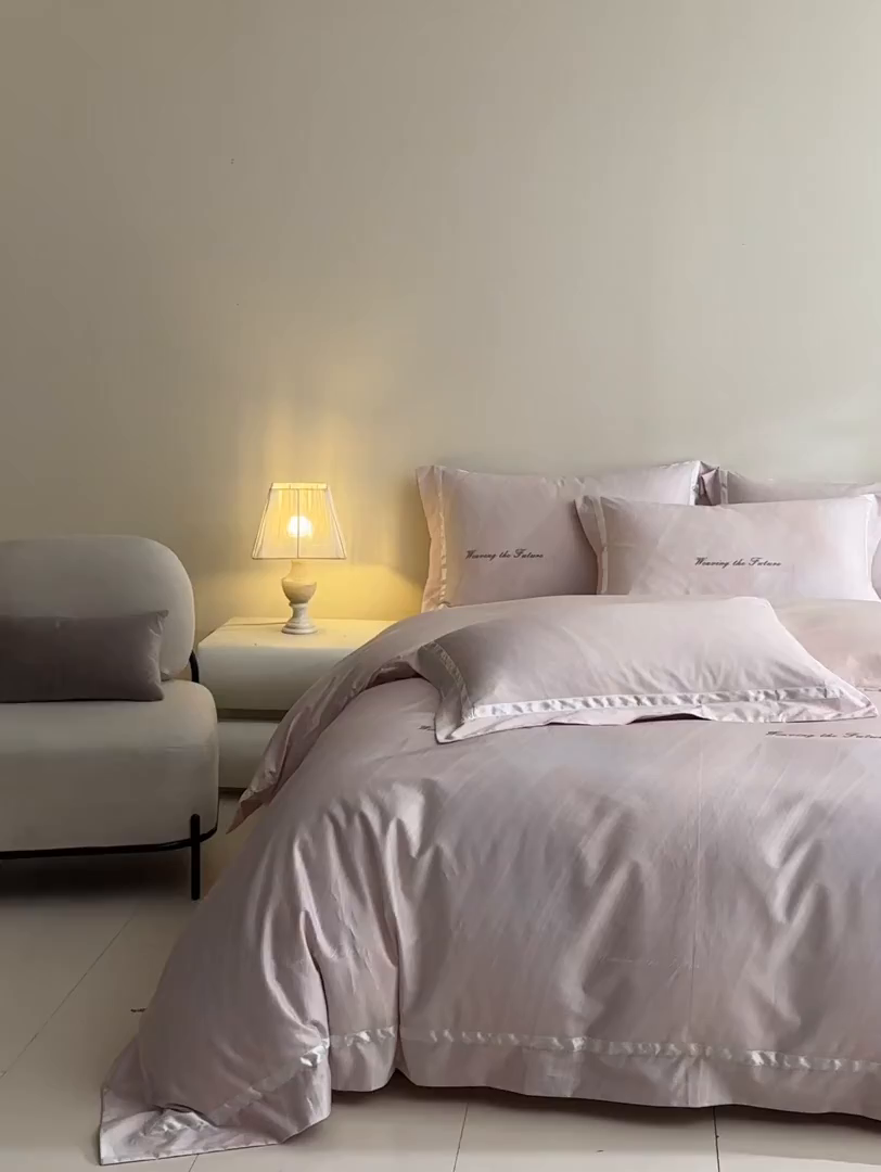 91家纺网 家纺一手货源 找家纺 新方向 2026新款数码印花50s双股全棉贡缎长绒棉四件套-迷境（严格控价 标准328元 加大348元） 迷境-蔷薇粉