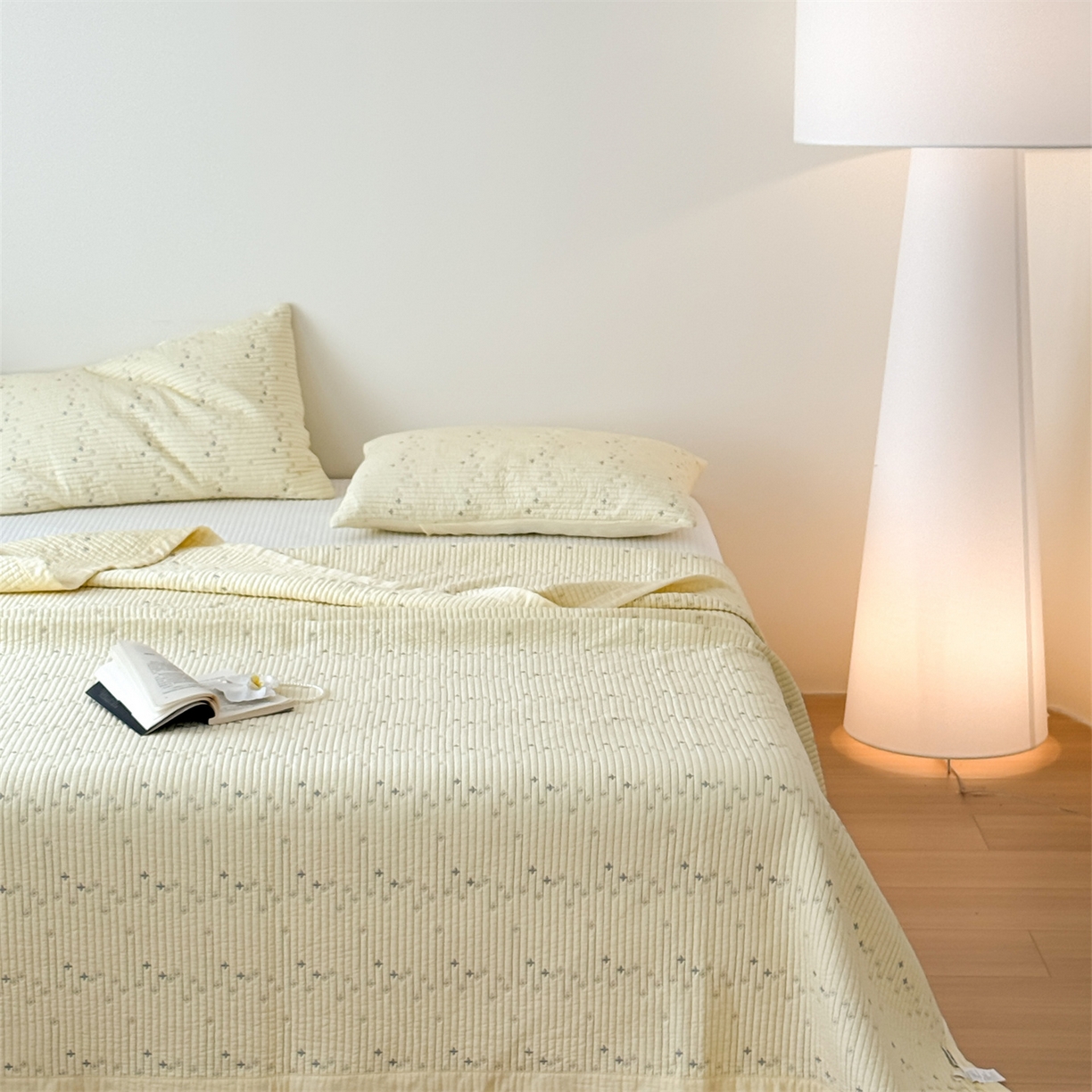 91家纺网 家纺一手货源 找家纺 床盖工厂店 2026新款四叶草双面莫代尔天丝填充棉花床盖三件套 月黄