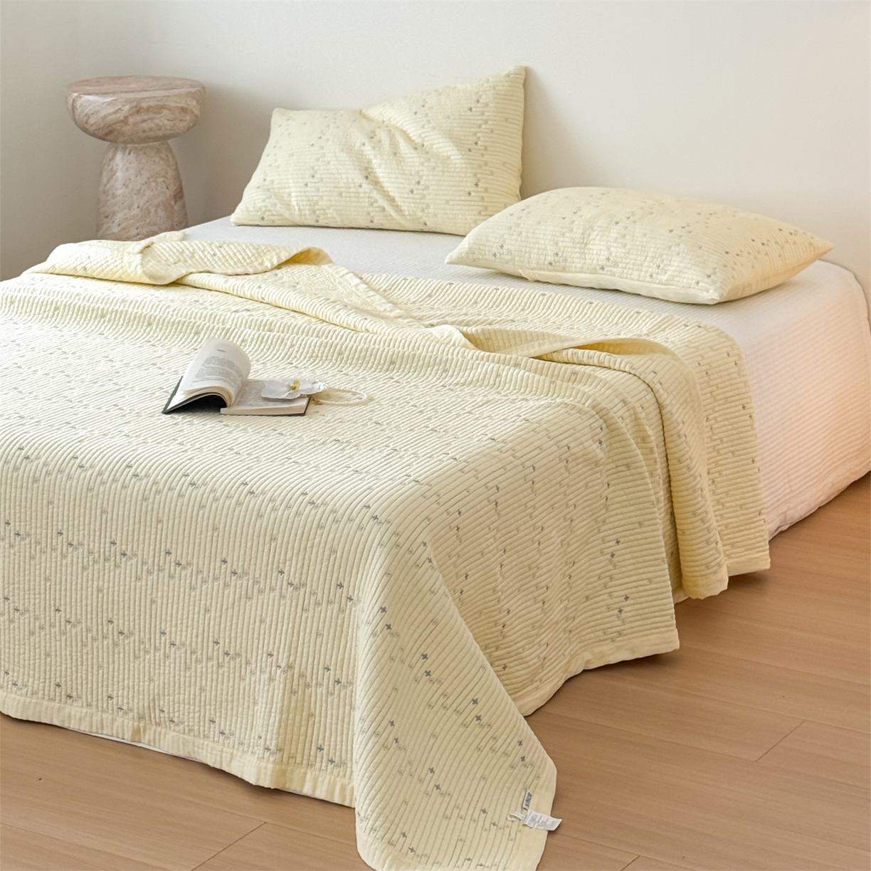 91家纺网 家纺一手货源 找家纺 床盖工厂店 2026新款四叶草双面莫代尔天丝填充棉花床盖三件套 月黄