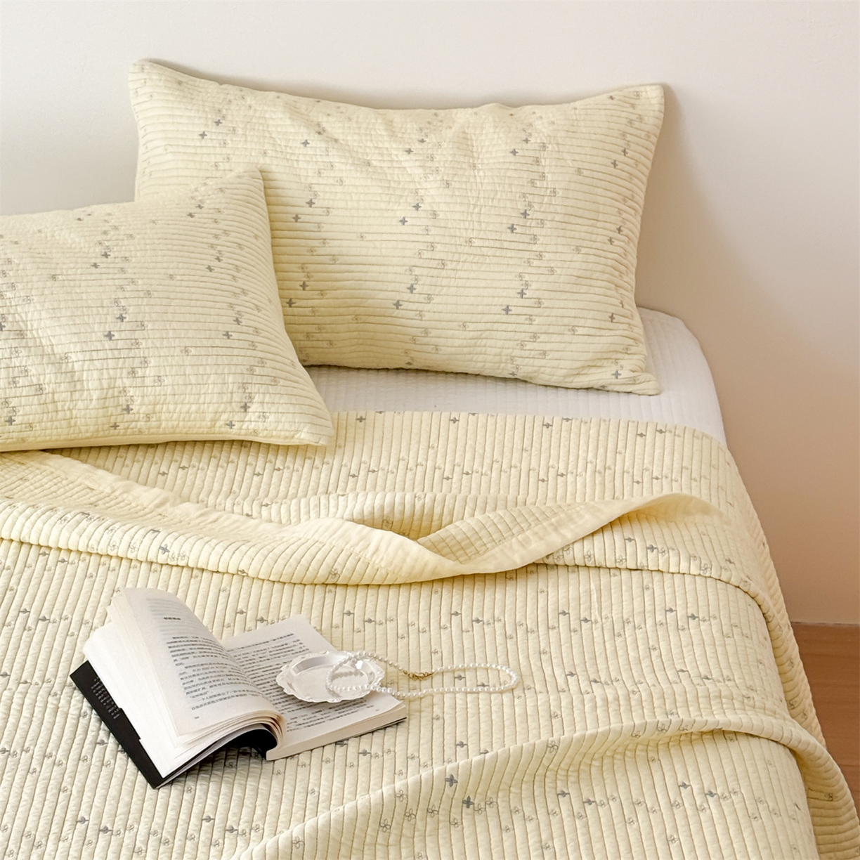 91家纺网 家纺一手货源 找家纺 床盖工厂店 2026新款四叶草双面莫代尔天丝填充棉花床盖三件套 月黄