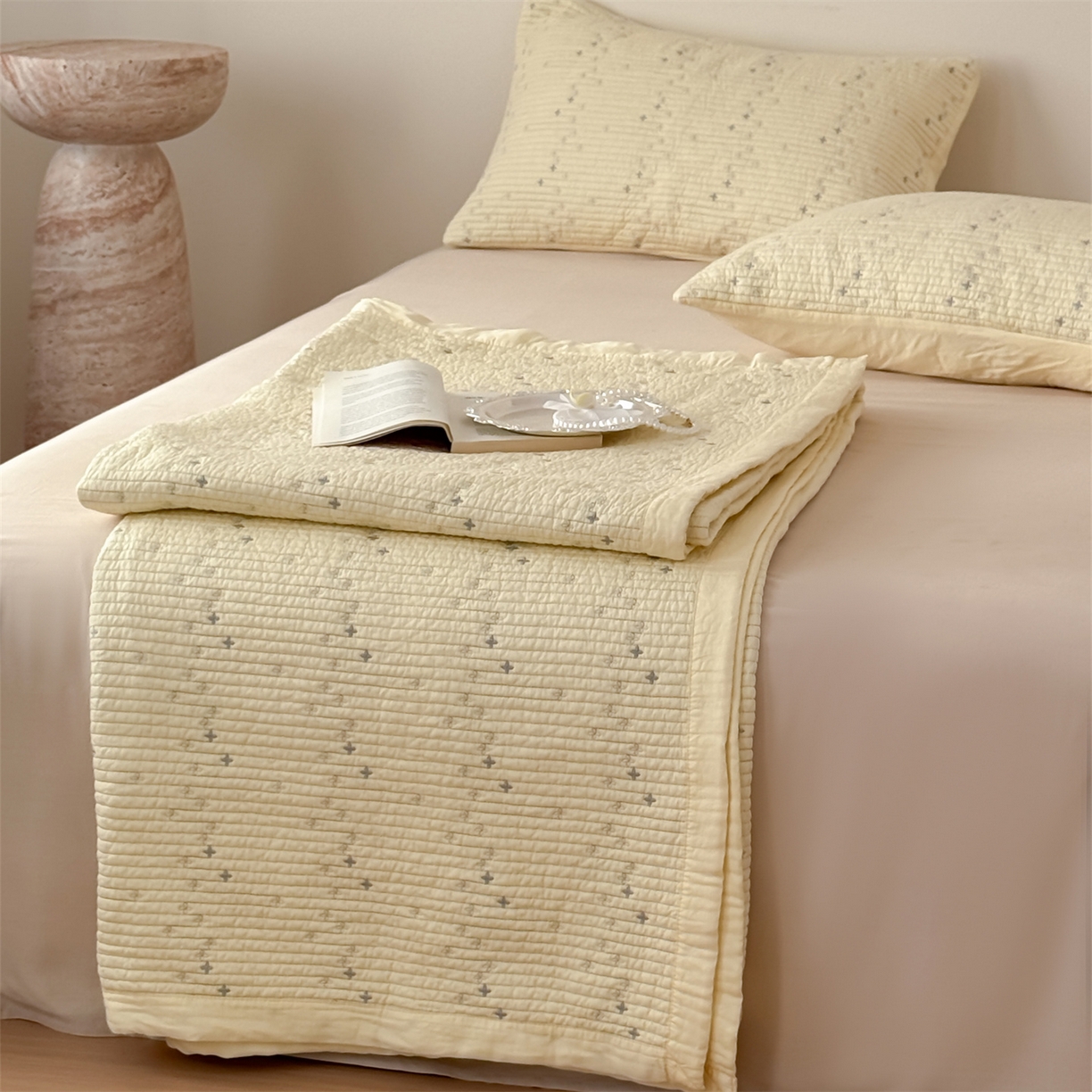 91家纺网 家纺一手货源 找家纺 床盖工厂店 2026新款四叶草双面莫代尔天丝填充棉花床盖三件套 月黄