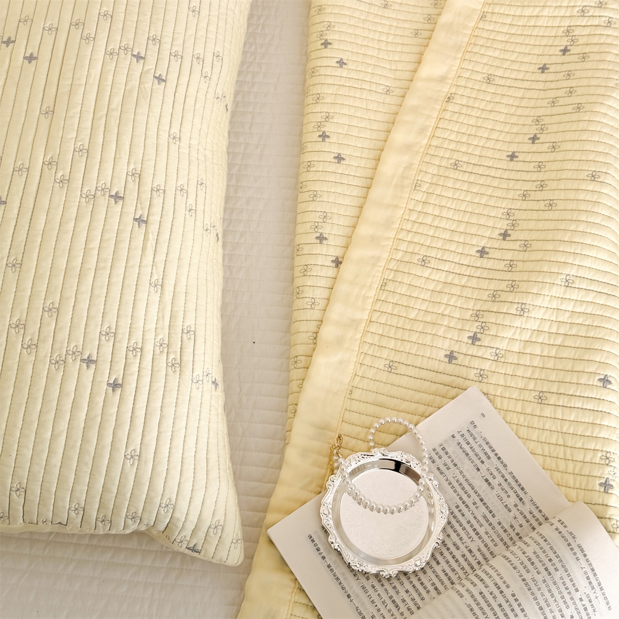 91家纺网 家纺一手货源 找家纺 床盖工厂店 2026新款四叶草双面莫代尔天丝填充棉花床盖三件套 月黄