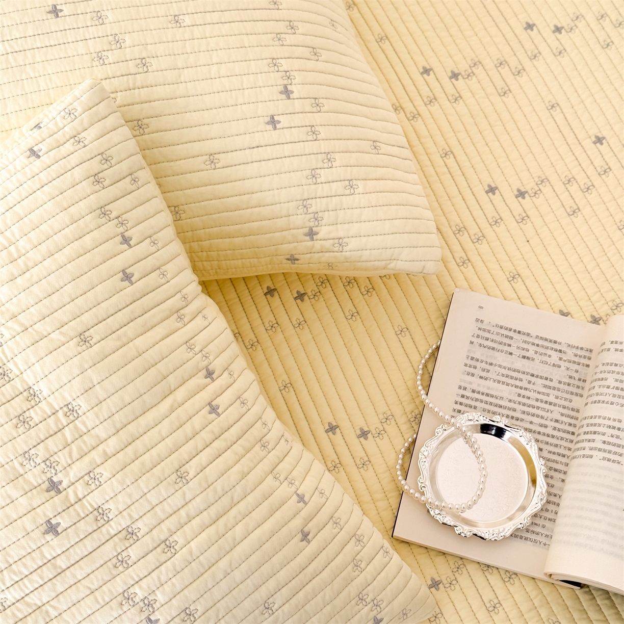 91家纺网 家纺一手货源 找家纺 床盖工厂店 2026新款四叶草双面莫代尔天丝填充棉花床盖三件套 月黄