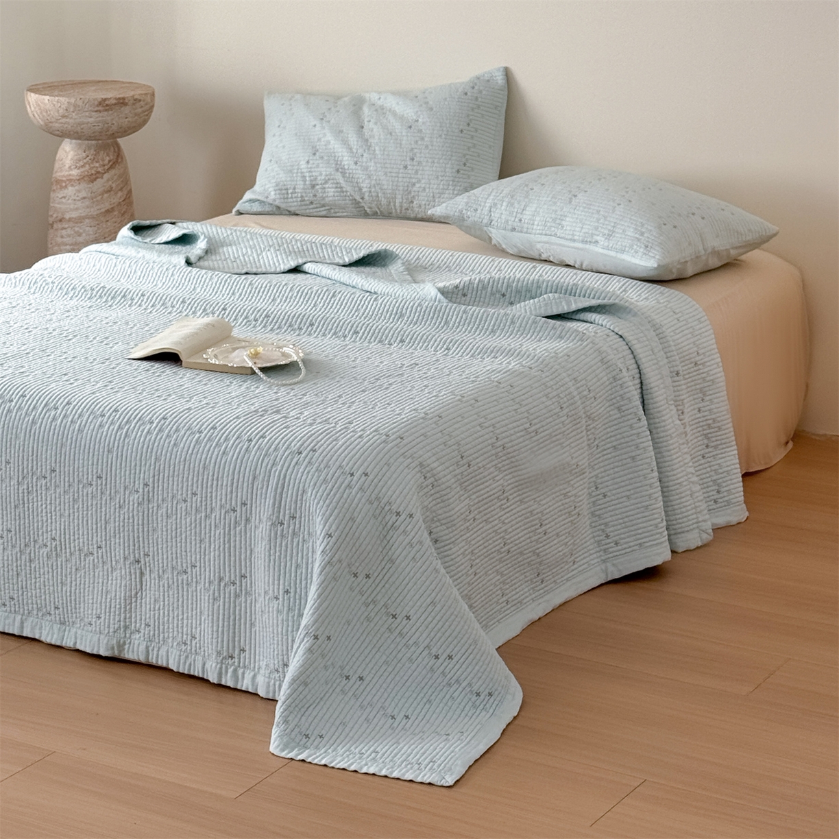 91家纺网 家纺一手货源 找家纺 床盖工厂店 2026新款四叶草双面莫代尔天丝填充棉花床盖三件套 碧空蓝