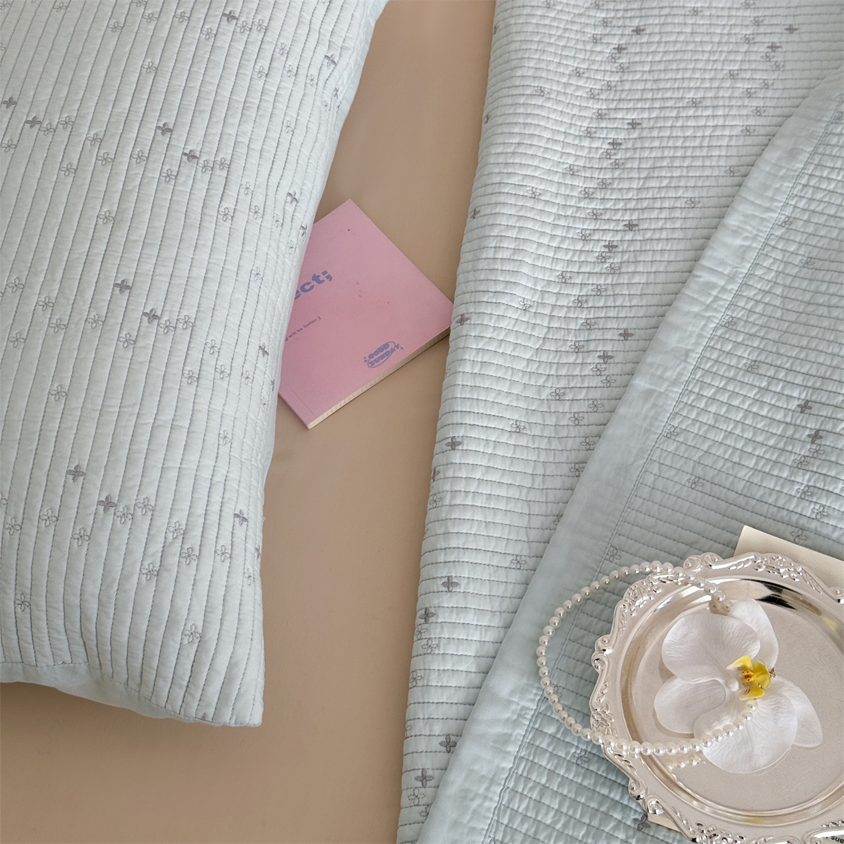 91家纺网 家纺一手货源 找家纺 床盖工厂店 2026新款四叶草双面莫代尔天丝填充棉花床盖三件套 碧空蓝