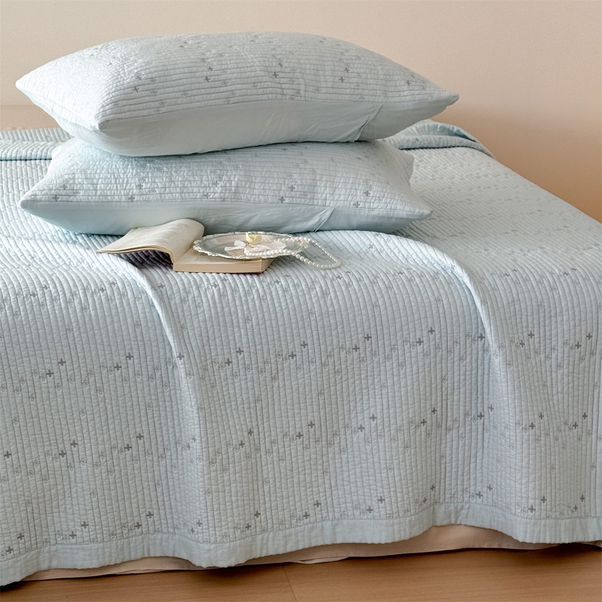 91家纺网 家纺一手货源 找家纺 床盖工厂店 2026新款四叶草双面莫代尔天丝填充棉花床盖三件套 碧空蓝