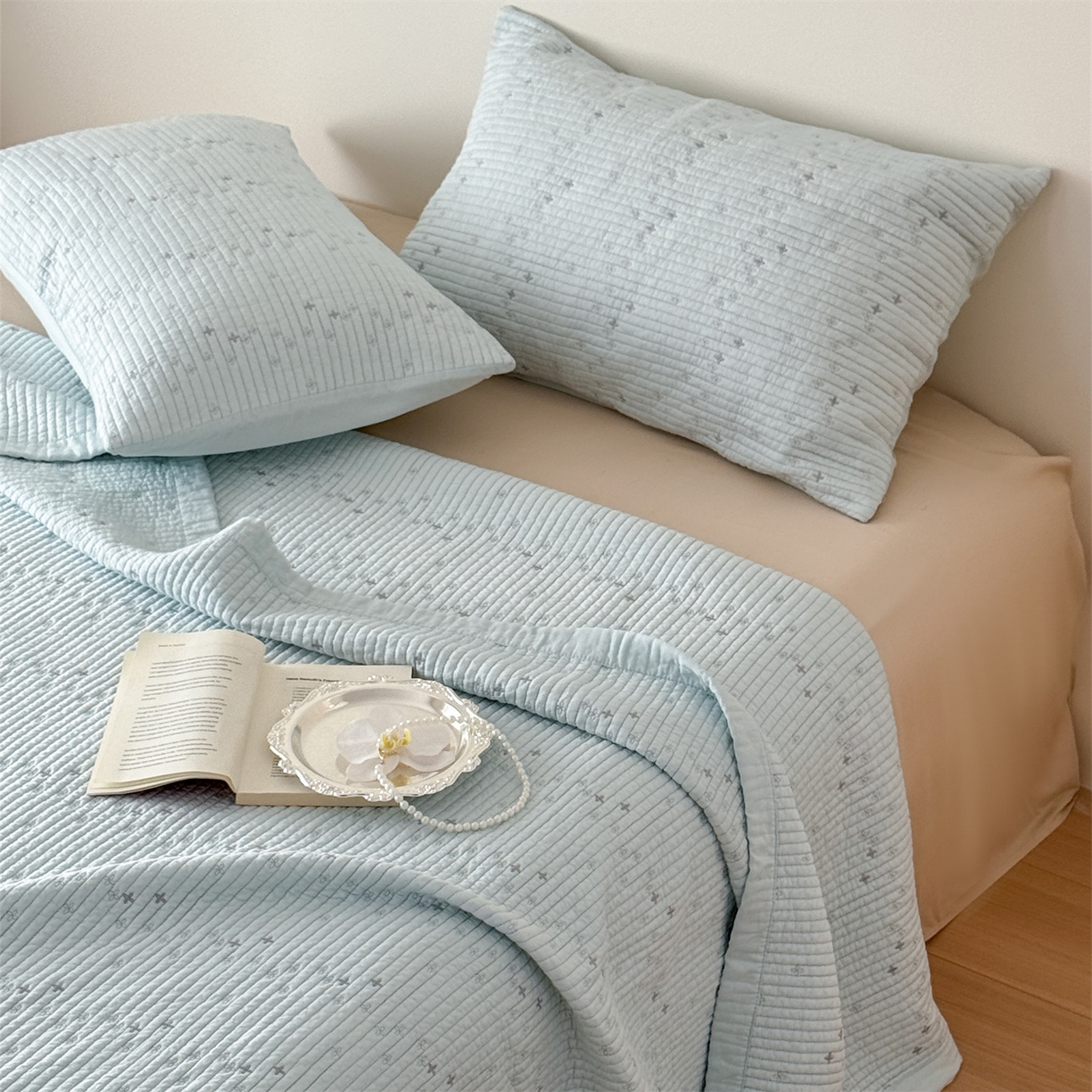 91家纺网 家纺一手货源 找家纺 床盖工厂店 2026新款四叶草双面莫代尔天丝填充棉花床盖三件套 碧空蓝