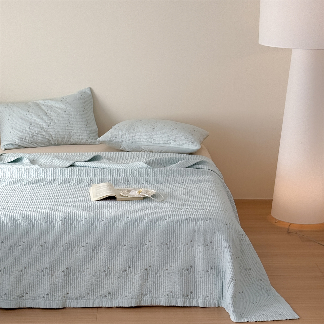 91家纺网 家纺一手货源 找家纺 床盖工厂店 2026新款四叶草双面莫代尔天丝填充棉花床盖三件套 碧空蓝