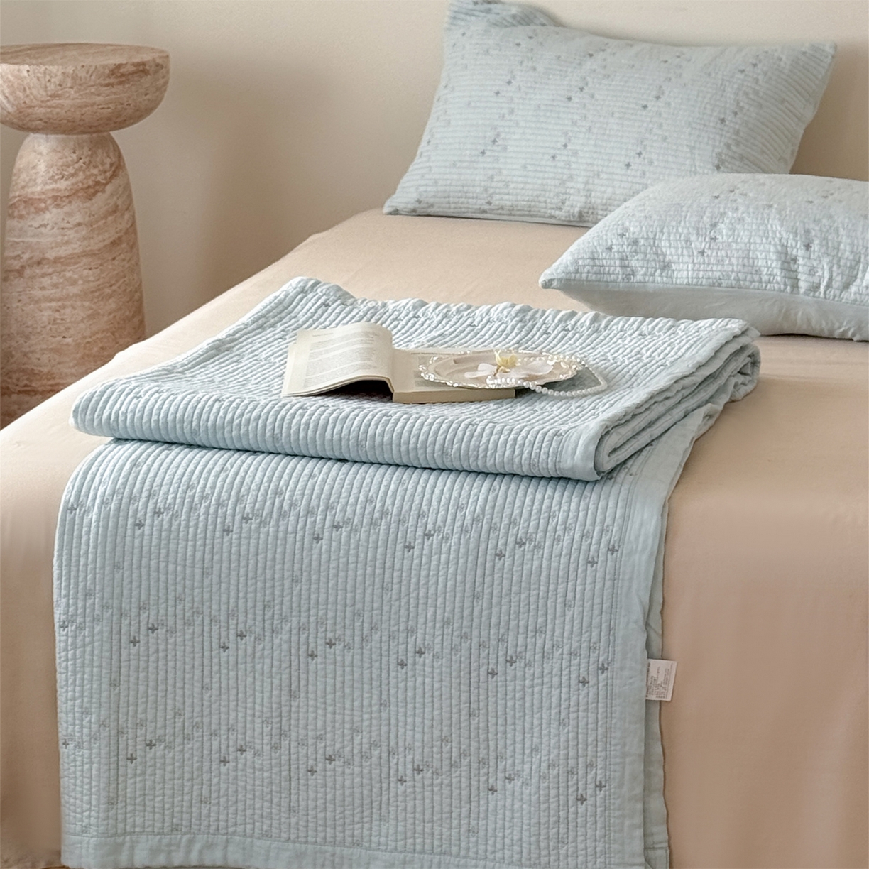 91家纺网 家纺一手货源 找家纺 床盖工厂店 2026新款四叶草双面莫代尔天丝填充棉花床盖三件套 碧空蓝