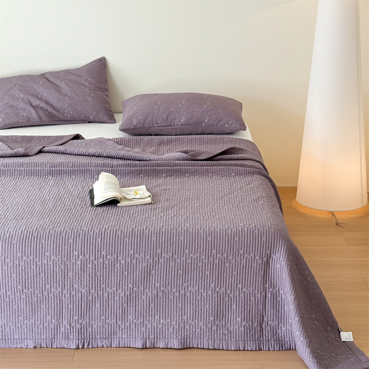 91家纺网 家纺一手货源 找家纺 床盖工厂店 2026新款四叶草双面莫代尔天丝填充棉花床盖三件套 钛紫灰
