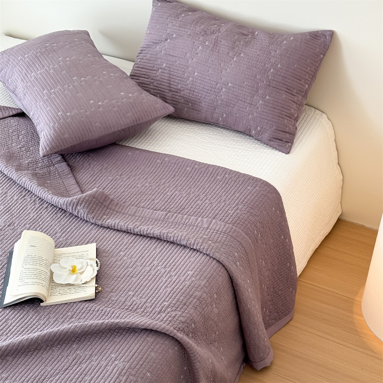 91家纺网 家纺一手货源 找家纺 床盖工厂店 2026新款四叶草双面莫代尔天丝填充棉花床盖三件套 钛紫灰