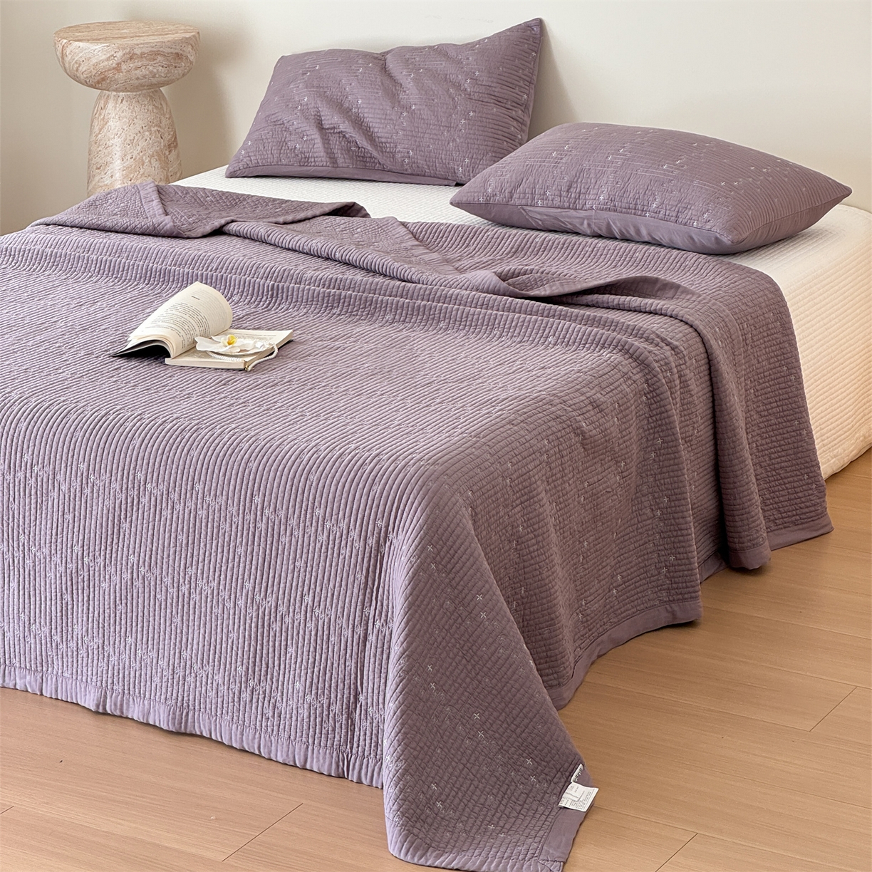 91家纺网 家纺一手货源 找家纺 床盖工厂店 2026新款四叶草双面莫代尔天丝填充棉花床盖三件套 钛紫灰