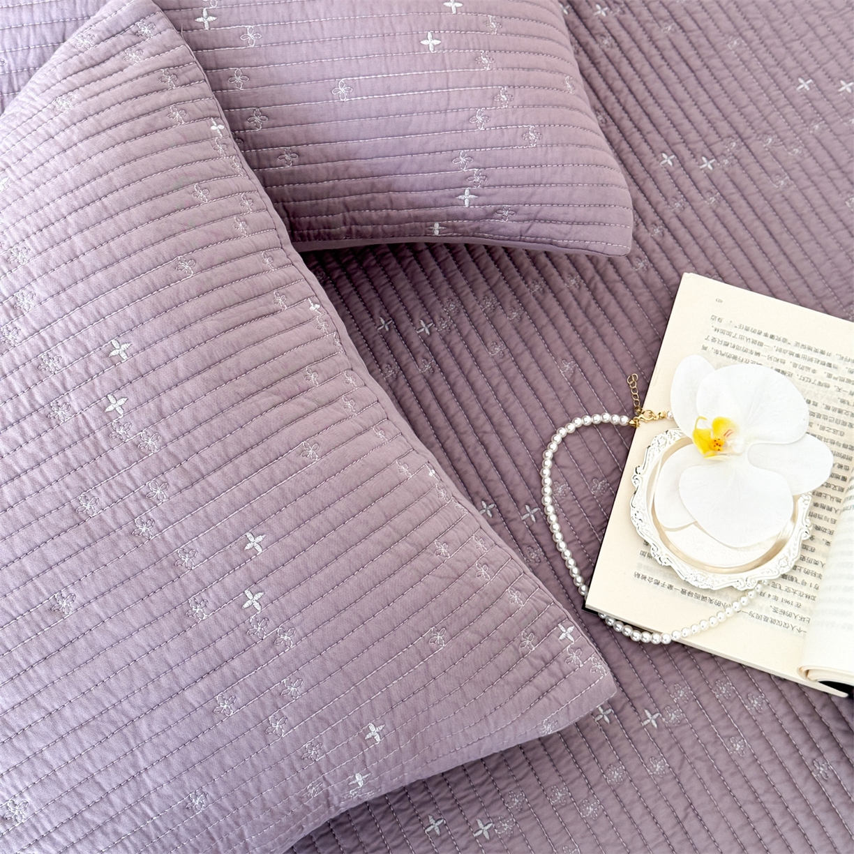 91家纺网 家纺一手货源 找家纺 床盖工厂店 2026新款四叶草双面莫代尔天丝填充棉花床盖三件套 钛紫灰