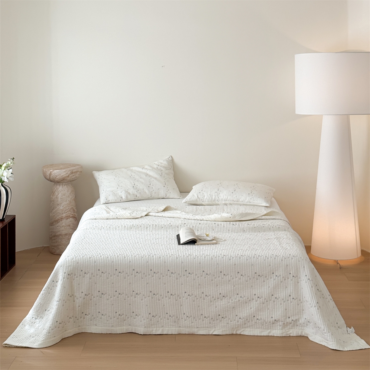 91家纺网 家纺一手货源 找家纺 床盖工厂店 2026新款四叶草双面莫代尔天丝填充棉花床盖三件套 奶昔白