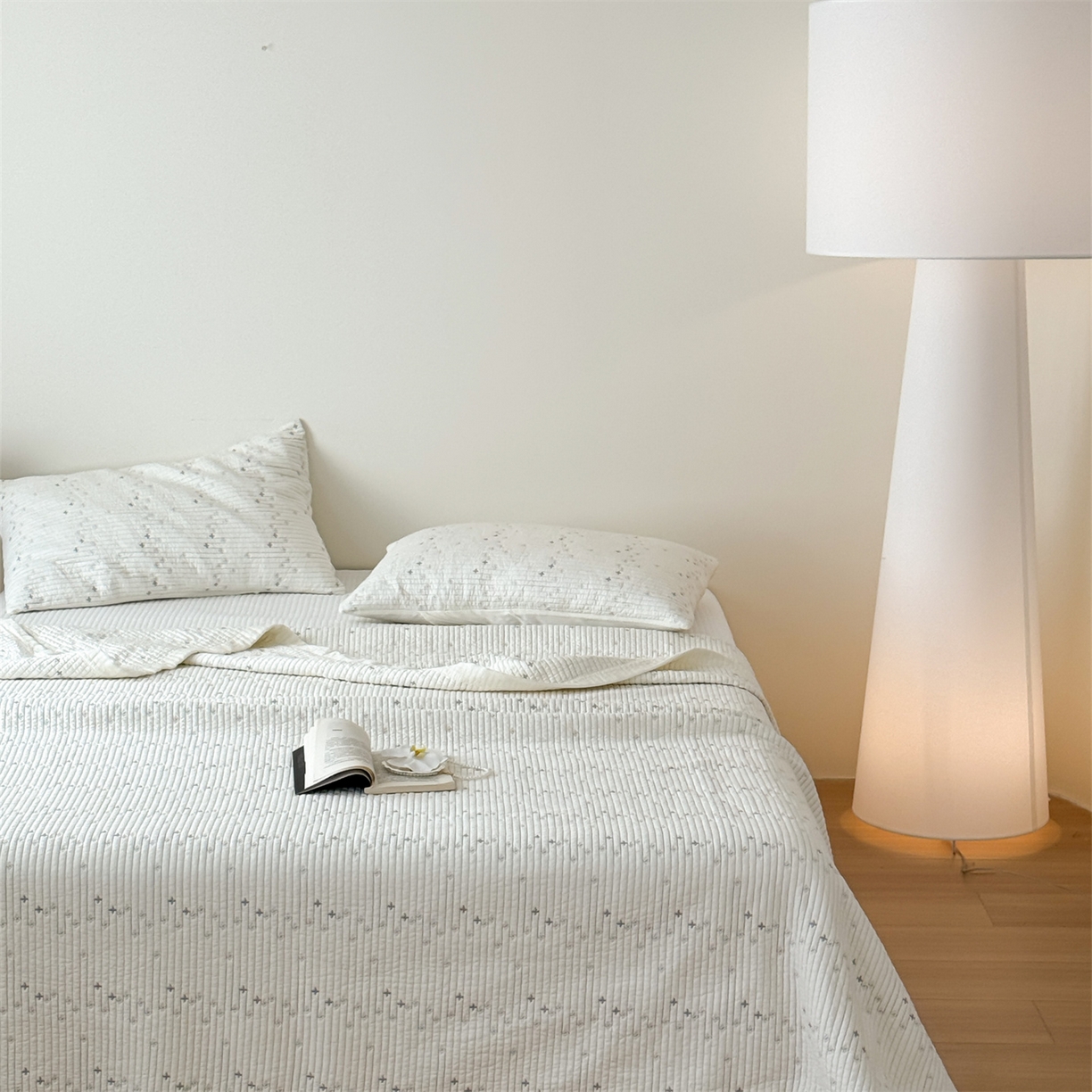 91家纺网 家纺一手货源 找家纺 床盖工厂店 2026新款四叶草双面莫代尔天丝填充棉花床盖三件套 奶昔白