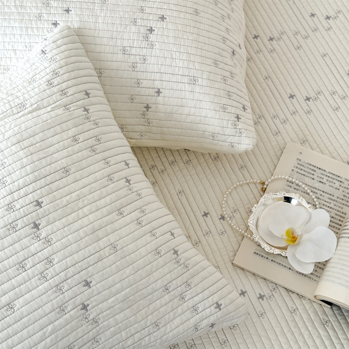 91家纺网 家纺一手货源 找家纺 床盖工厂店 2026新款四叶草双面莫代尔天丝填充棉花床盖三件套 奶昔白