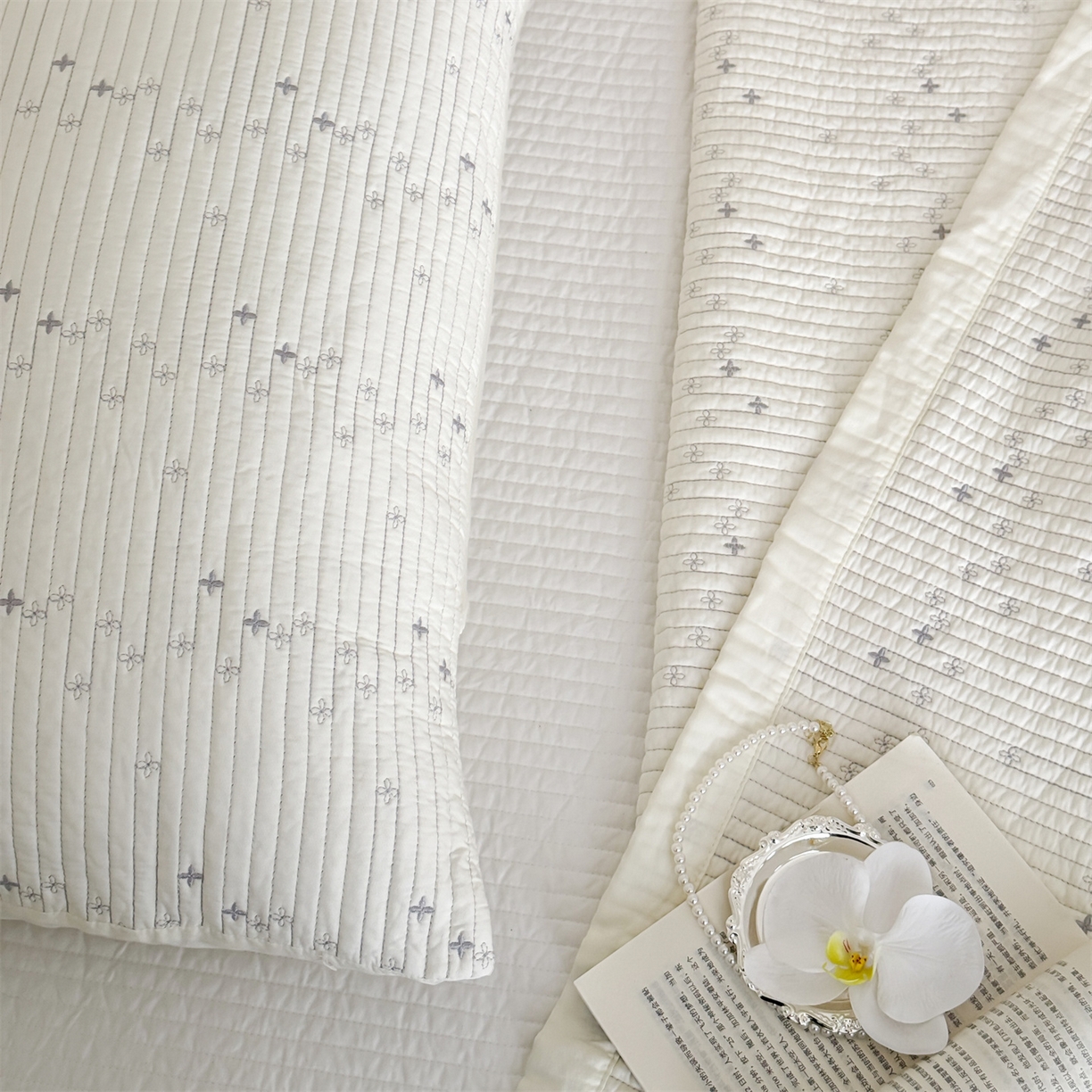 91家纺网 家纺一手货源 找家纺 床盖工厂店 2026新款四叶草双面莫代尔天丝填充棉花床盖三件套 奶昔白