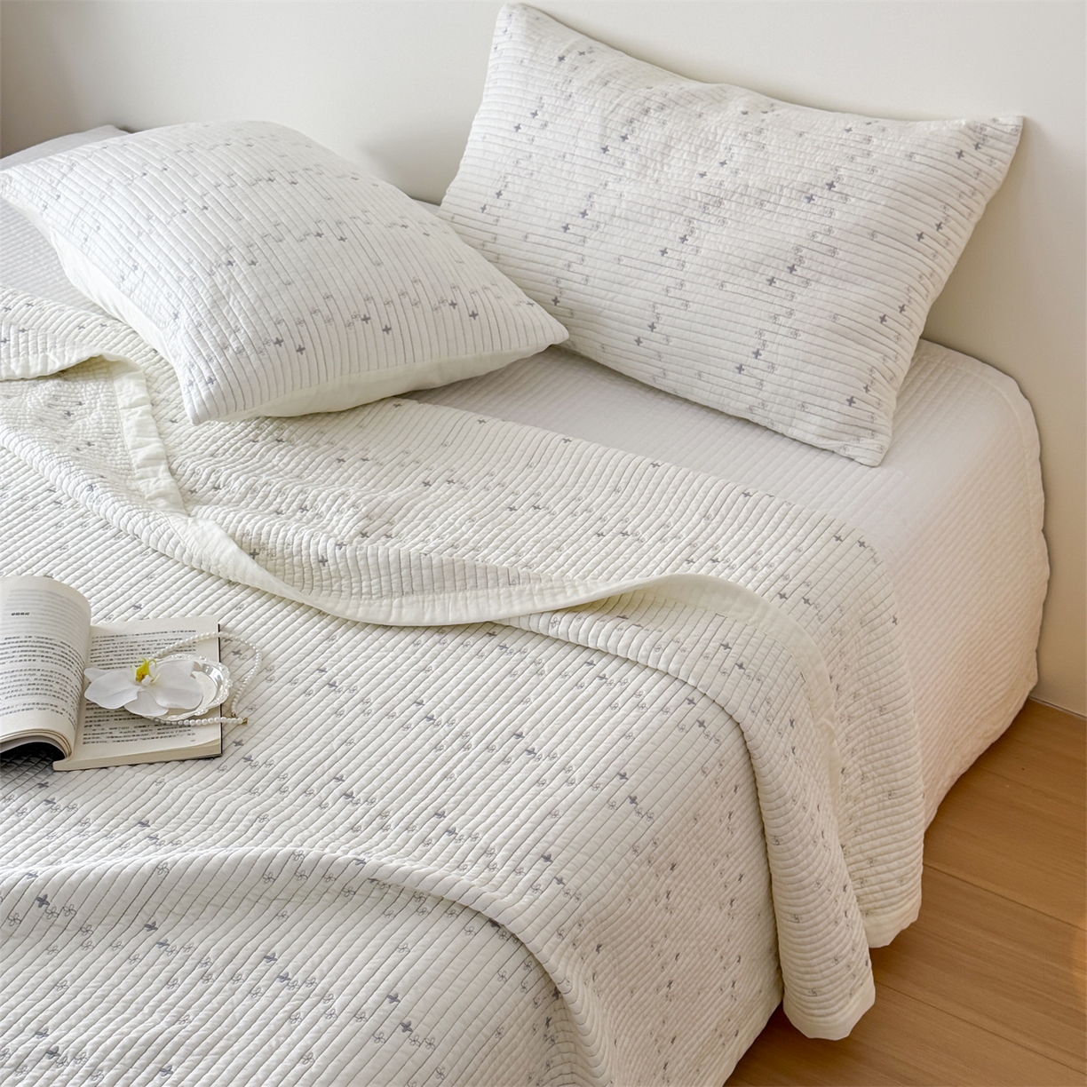 91家纺网 家纺一手货源 找家纺 床盖工厂店 2026新款四叶草双面莫代尔天丝填充棉花床盖三件套 奶昔白