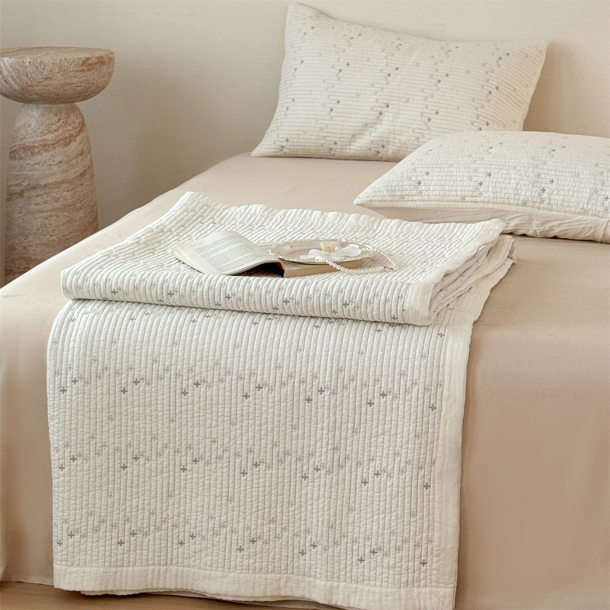 91家纺网 家纺一手货源 找家纺 床盖工厂店 2026新款四叶草双面莫代尔天丝填充棉花床盖三件套 奶昔白