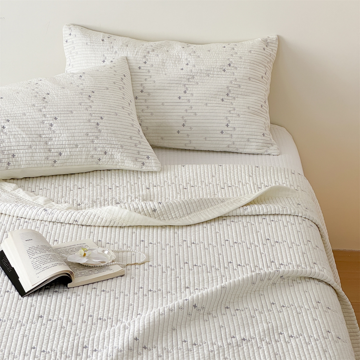 91家纺网 家纺一手货源 找家纺 床盖工厂店 2026新款四叶草双面莫代尔天丝填充棉花床盖三件套 奶昔白