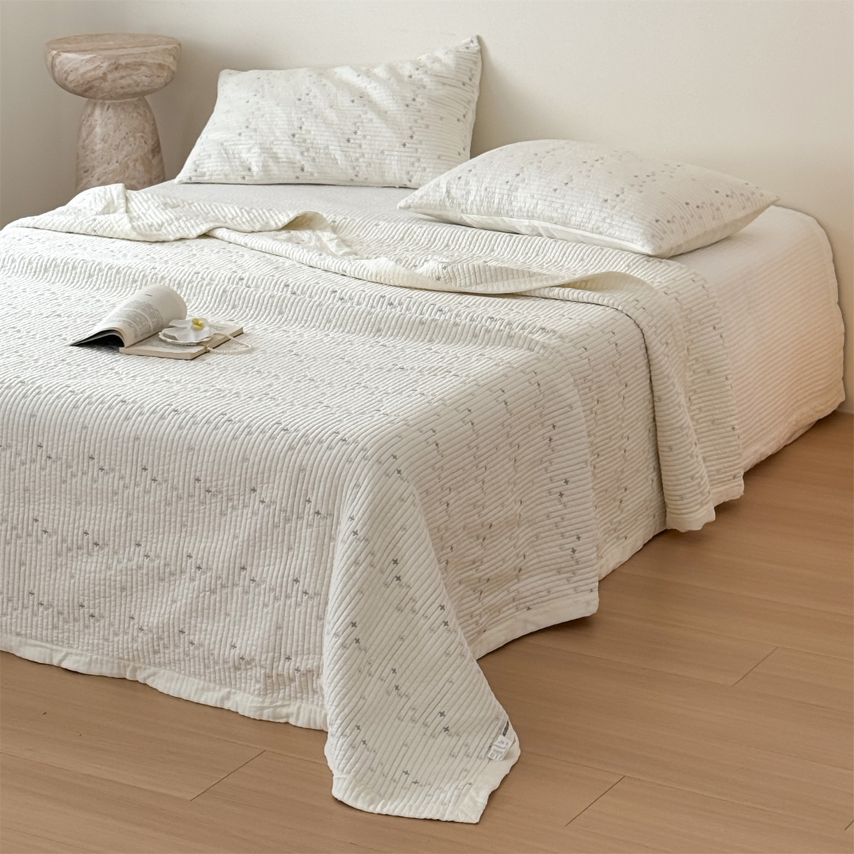 91家纺网 家纺一手货源 找家纺 床盖工厂店 2026新款四叶草双面莫代尔天丝填充棉花床盖三件套 奶昔白