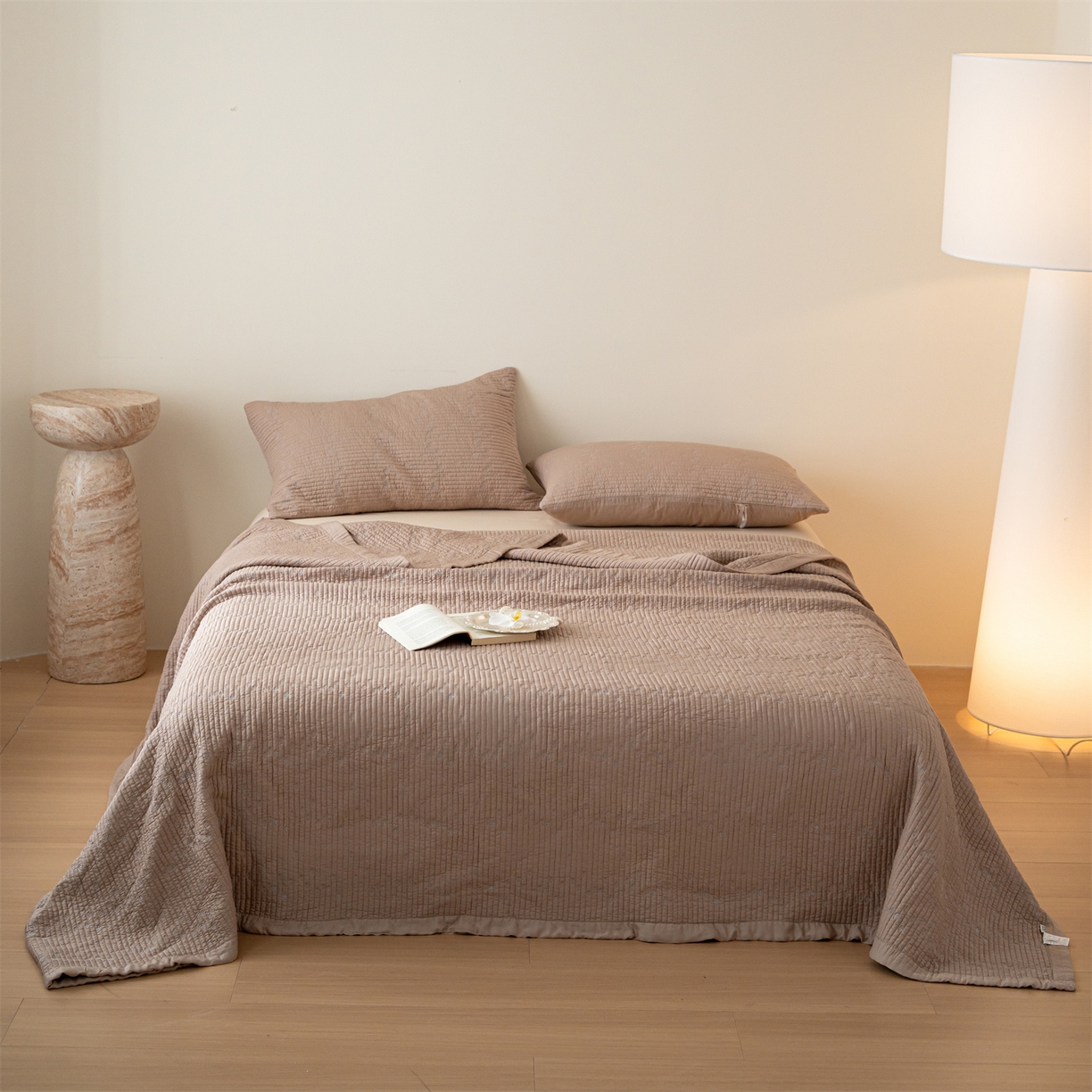 床盖工厂店 2026新款四叶草双面莫代尔天丝填充棉花床盖三件套 珠子褐